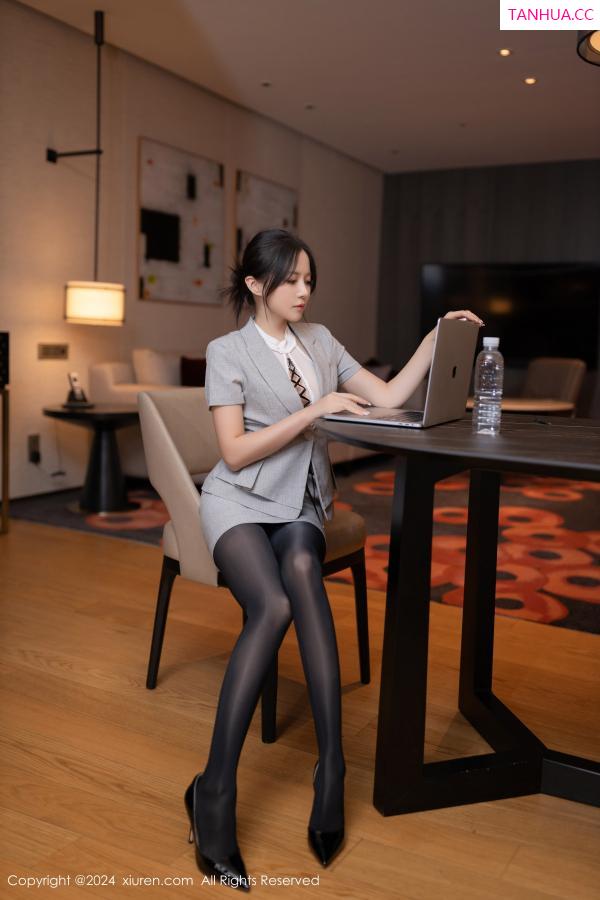 鱼子酱fish  [XiuRen]高清写真图 2024.09.20 No.9189 鱼子酱Fish 黑丝美腿第7张图片
